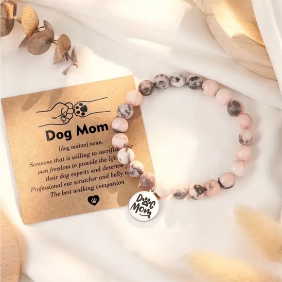 🐾 “Dog Mom” Stretch Bracelet - Picture 2 of 3